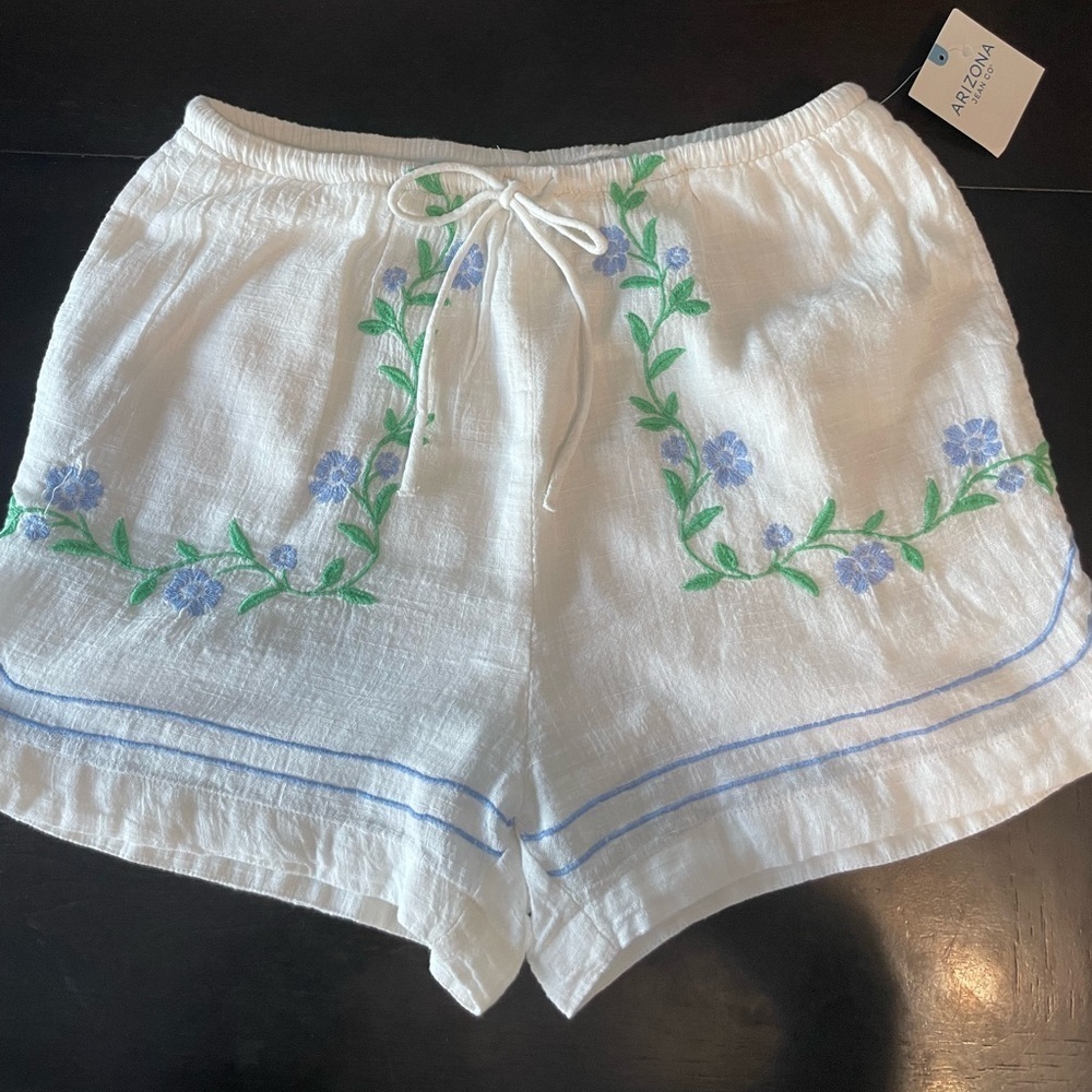 BNWT Arizona Women’s White Floral Embroidered Shorts in size medium